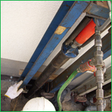 鋼管杭圧入:圧入用ポストを連結し、一箇所毎に鋼管杭を圧入していきます。